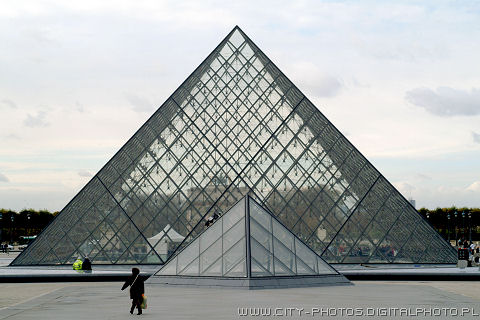 Piramide_du_Louvre.jpg